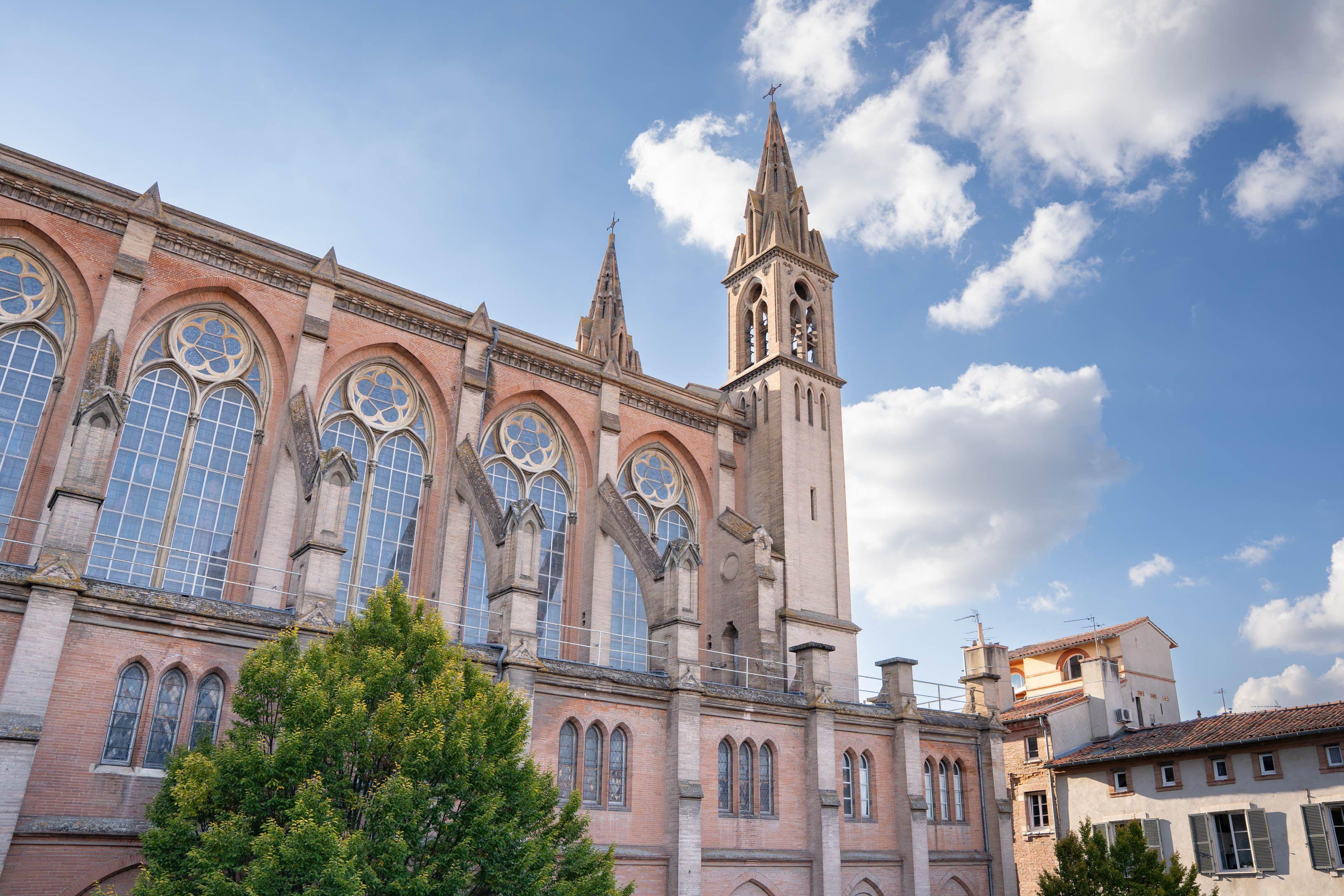 Façade est de l'église du Gesù à Toulouse contreforts