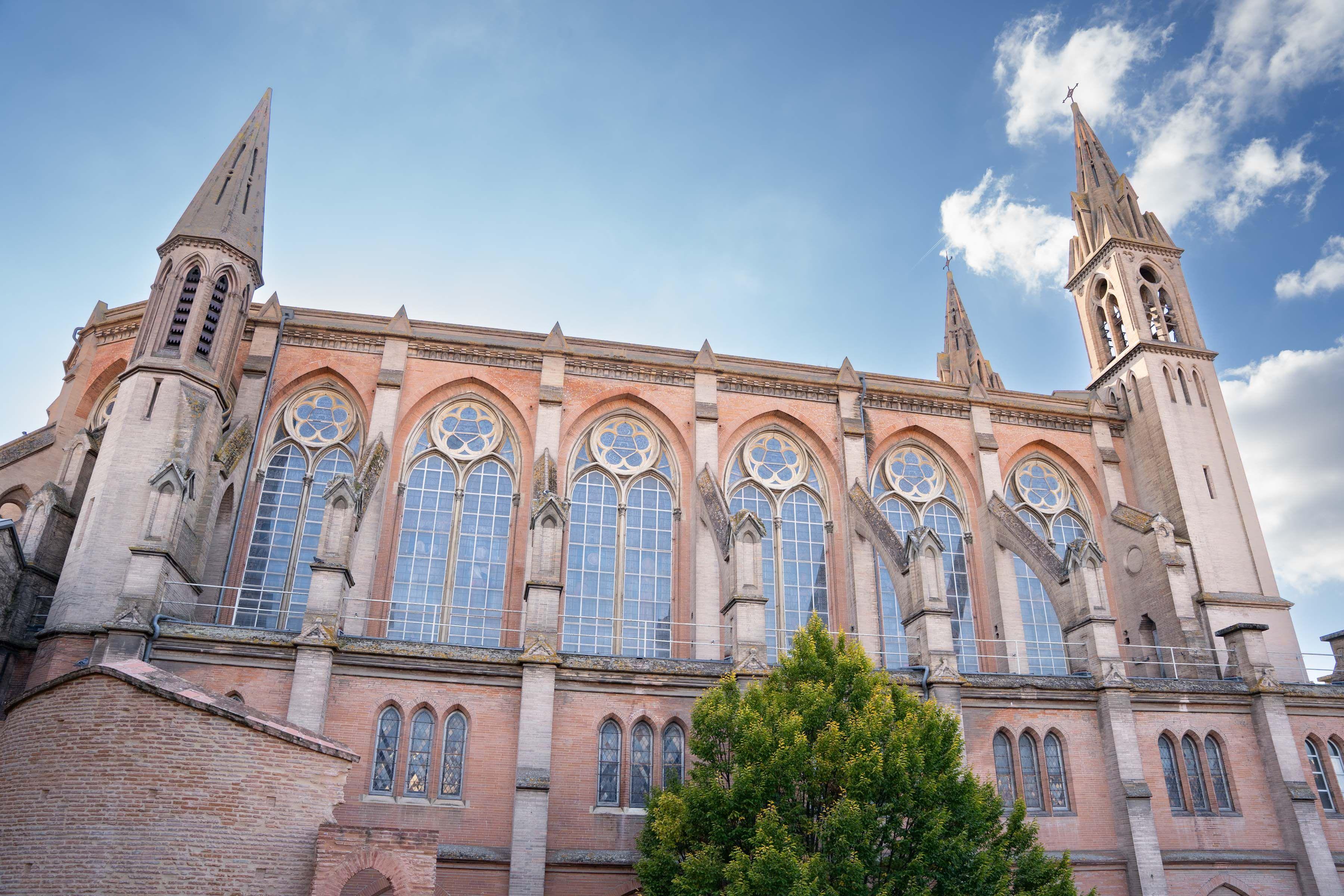 Façade est de l'église du Gesù à Toulouse contreforts