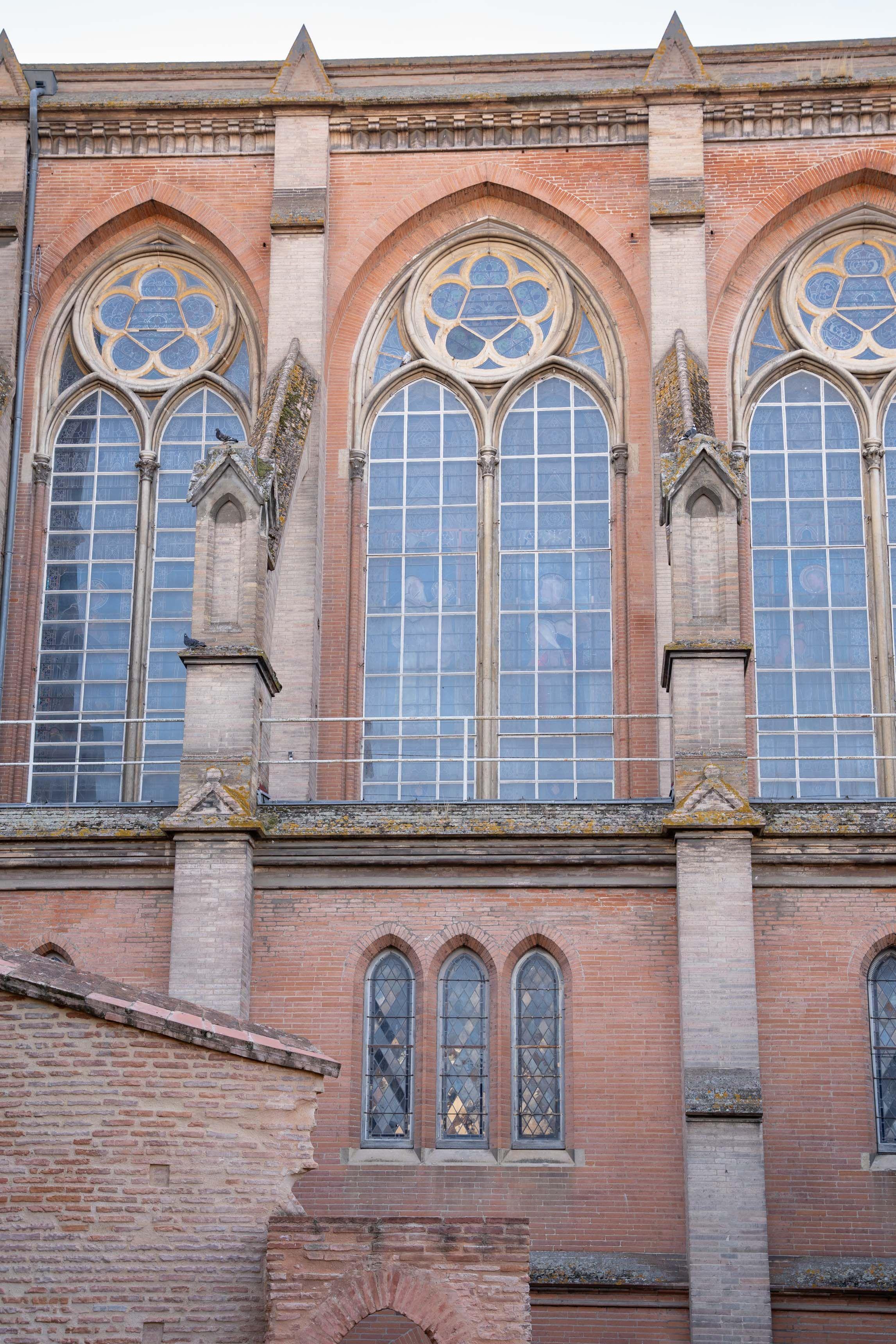 Façade est de l'église du Gesù à Toulouse vitraux