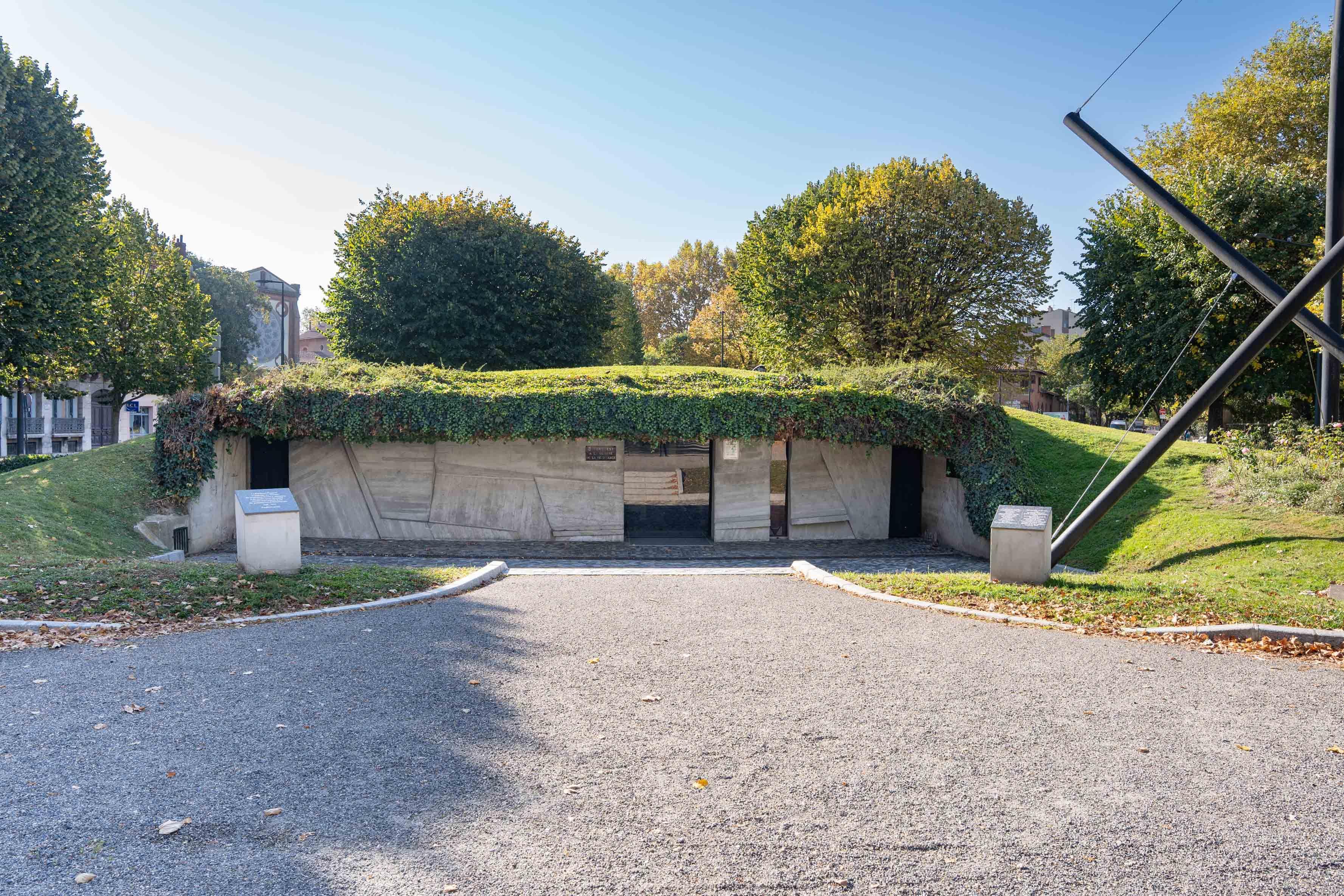 Entrée du Monument à la Gloire de la Résistance allées Frédéric Mistral à Toulouse