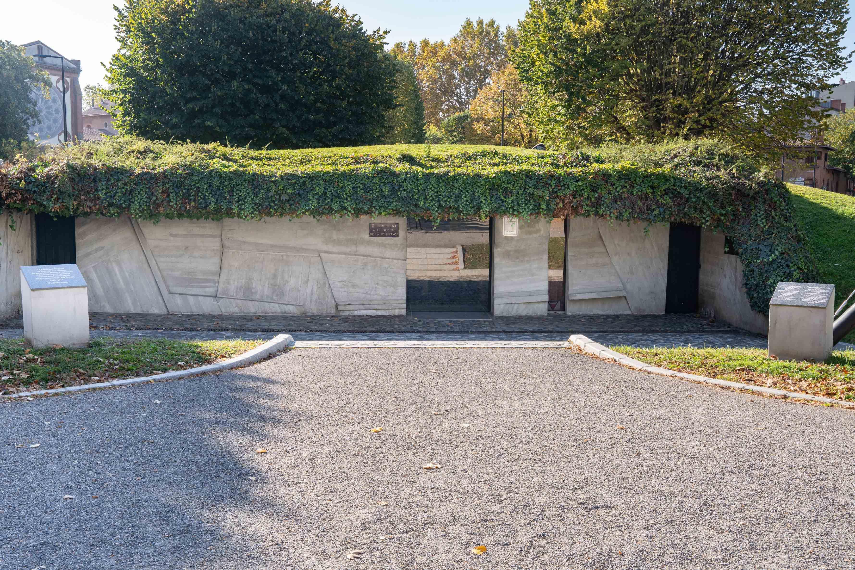 Entrée du Monument à la Gloire de la Résistance allées Frédéric Mistral à Toulouse