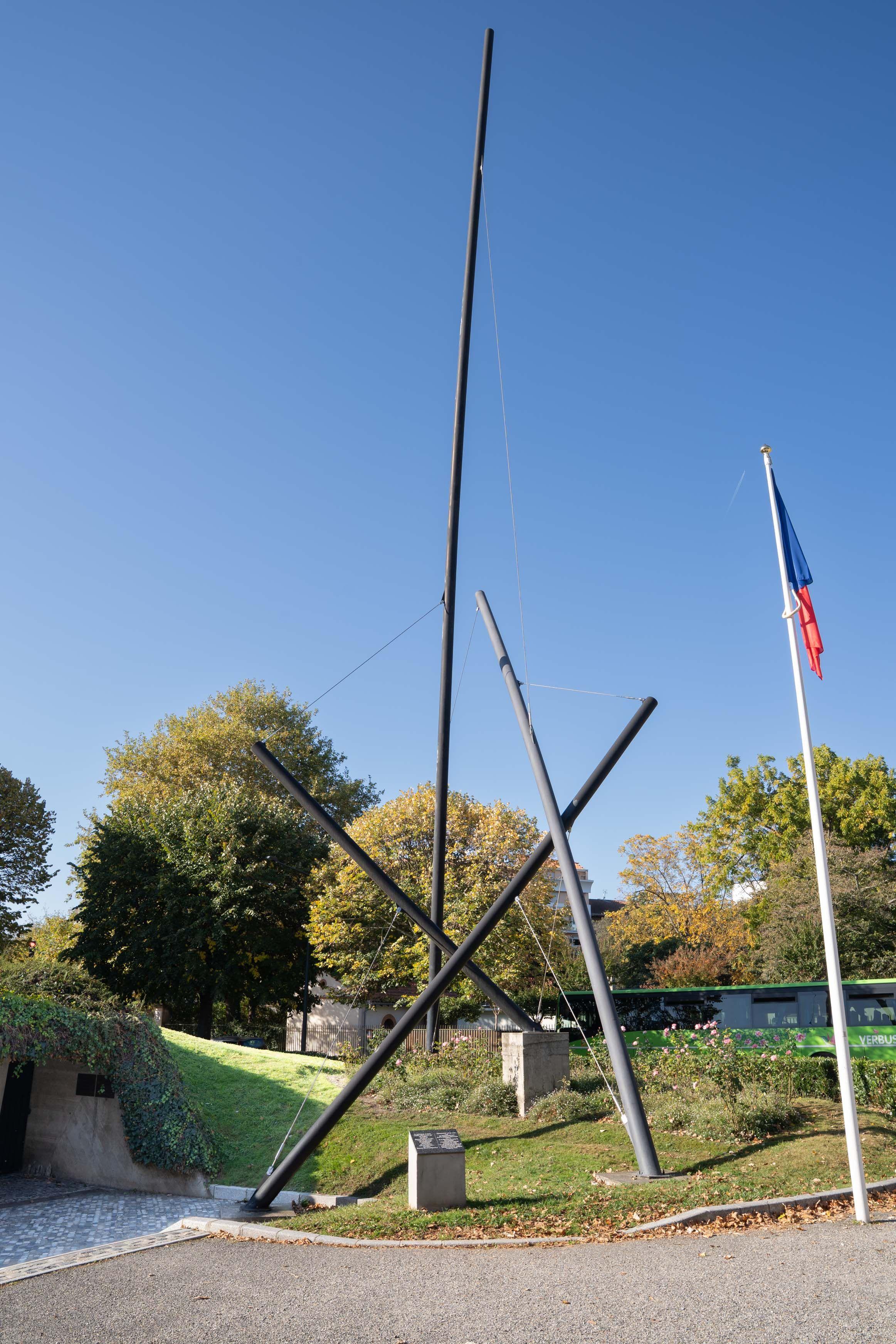 Le Signal sculpture devant le Monument à la Gloire de la Résistance